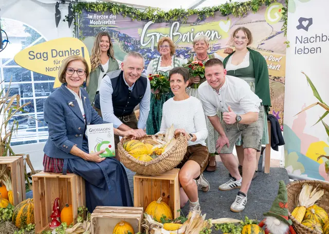 Landeshauptfrau Johanna Mikl-Leitner, Pamina Eigelsreiter (Projektleiterin „Nachbarschaft leben“ bei der Kultur.Region.Niederösterreich), Bürgermeister Martin Leonhardsberger, Bernadette Scharner, Karin Pichler, Waltraud Neureiter, GSUF-Obmann Tobias Perger und Sandra Frank | Foto: Franz Gleiß