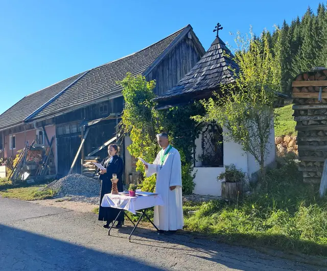 Ökumenischer Gottesdienst bei der Grenzkapelle am Pass Gschütt. | Foto: Franz Scheuchl