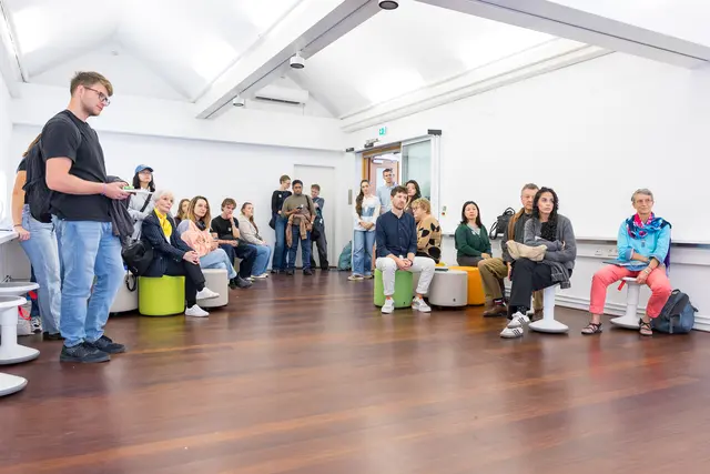 Im Museum Rupertinum erhielten die Teilnehmerinnen und Teilnehmer im Rahmen spezieller Führungen Einblicke in das aktuelle Programm. Die Führungen sollten Kunst unabhängig von Vorkenntnissen zugänglich machen und einen Raum für Austausch innerhalb der Gruppe schaffen.  | Foto: Stadt Salzburg/Wildbild