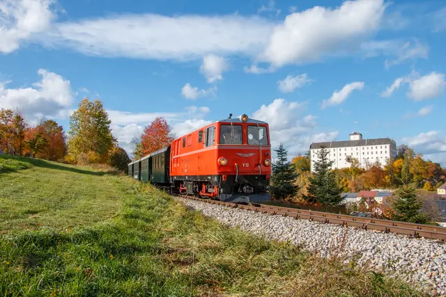 Die Diesellok der Waldviertelbahn auf ihrem Weg durch die stimmungsvolle Herbstlandschaft bei Weitra. | Foto: NÖVOG/Heussler