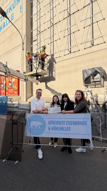 Gemeinsam mit dem Geschäftsführer der Vereinigten Eisfabriken und Kühlhallen, Roland Spitzhirn (l.) und Bezirksvorsteherin Christine Dubravac-Widholm (SPÖ, r.) wurden die neuen PV-Anlagen präsentiert. | Foto: BV 20
