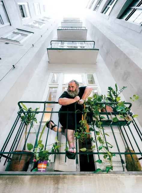 Das Schauspielhaus bringt 49 Aufführungen auf 49 Balkone der Stadt. Das Besondere daran: Die Beteiligten selbst entscheiden, wer als nächstes Auftritt. | Foto: Mala Kolumna
