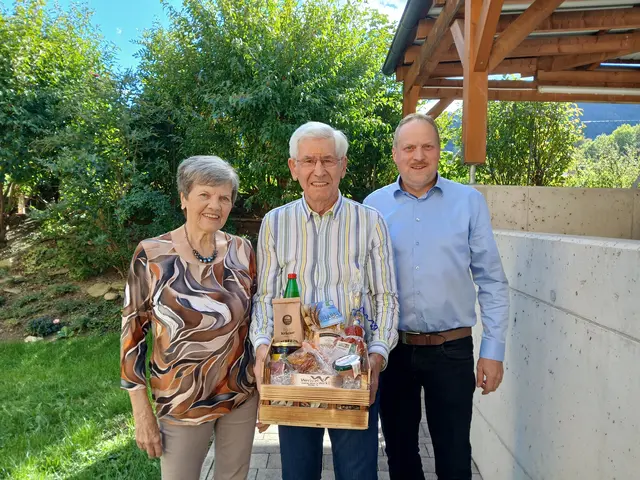 So sehen glückliche Eheleute aus. Vize Hubert Haselbacher gratulierte. | Foto: Gemeinde Kirchberg am Wechsel
