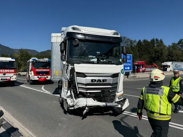 Ein litauisches Sattel-Kfz kollidierte auf der L 47 in Kramsach mit einem VVT-Bus. | Foto: ZOOM.TIROL