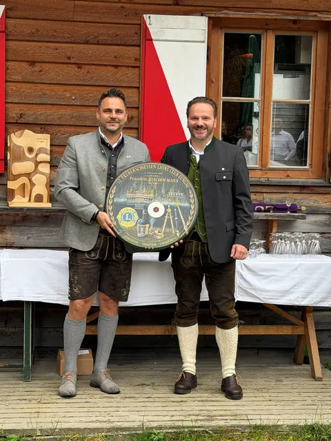 Beim 52. Preberschießen des Lions Club Lungau, am 5. September 2026. Pastpräsident Wolfgang Lackner überreichte Präsident Joachim Maier (re.) die Ehrenscheibe. | Foto: Mario Seitlinger / Lions Club Lungau