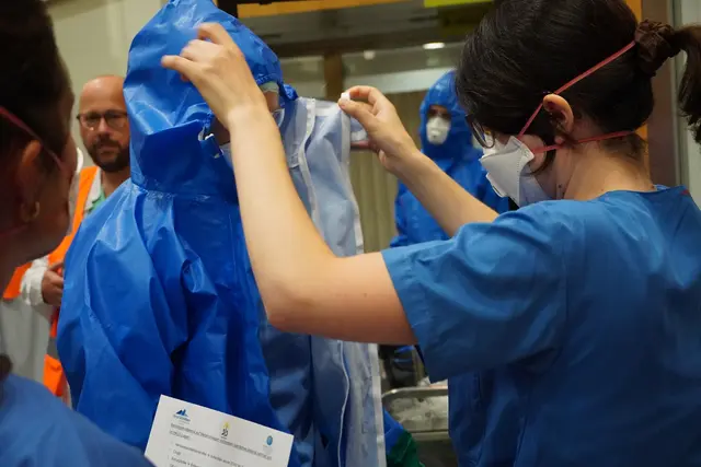 Ein Team der MZA-Notaufnahme zieht die Schutzausrüstung an. | Foto: tirol kliniken/Schwamberger