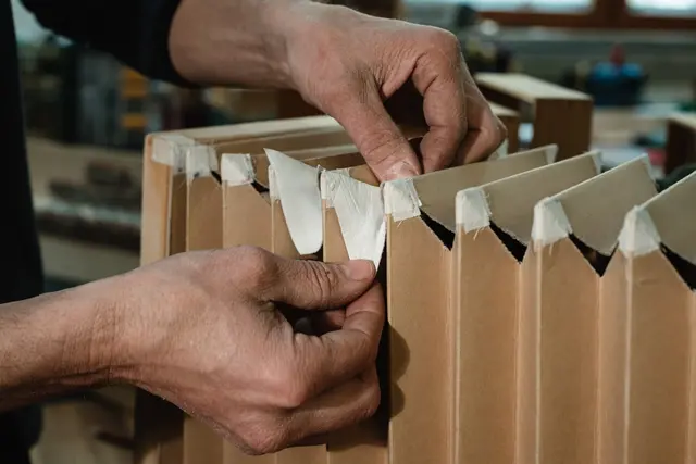 Mit viel Liebe zum Detail, jede Harmonika ist ein Original. | Foto: Bernd Grosseck