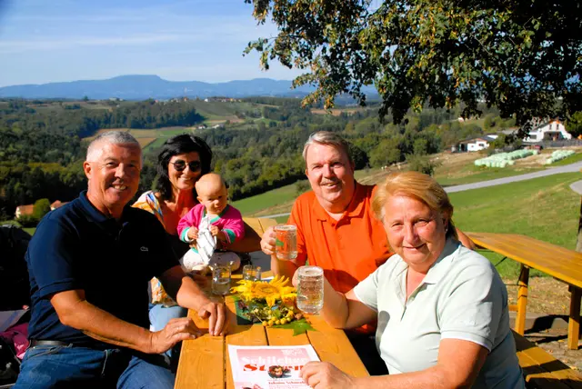 Hunderte Besucherinnen und Besucher pilgerten  zur Aussichtswarte am Kleeberg 