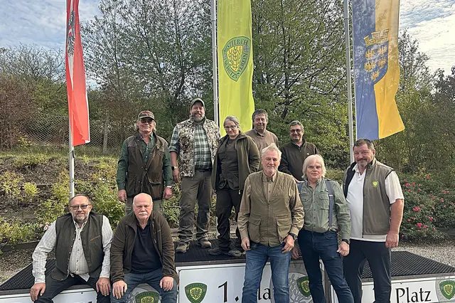 Die Instruktoren vom Schützenverein-Mistelbach - Herbert Ullmann und Franz Eschberger, die Mitglieder vom Jagdclub Stammersdorf – Walter Fuchs, Norbert Strelka, Maria Hofrichter, Alexander Brauneis, Willhelm Zimmermann, M. Bajar, Eduard Salzer und Oberschützenmeister Josef Kohzina.
 | Foto: Schützenverein-Mistelbach 