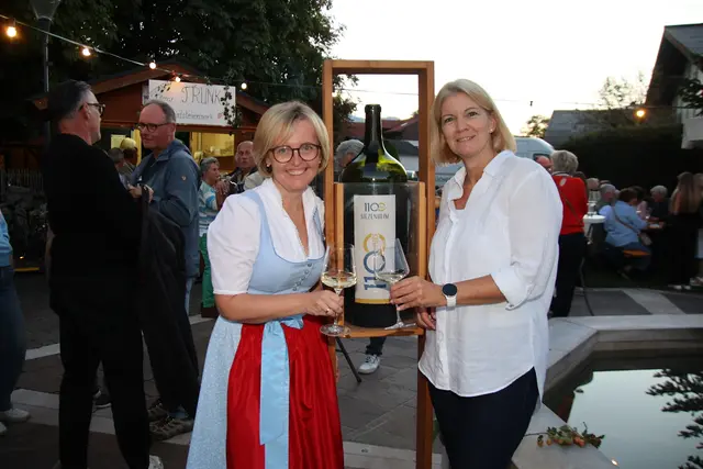 Vizebürgermeisterin Karin Huber mit Edith Stallinger mit Jubiläumswein.