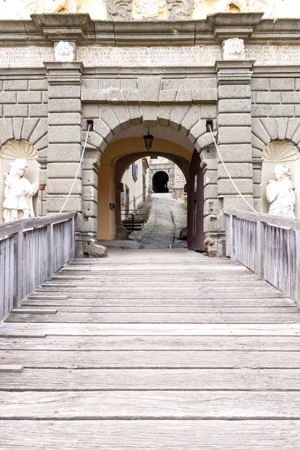 Ein Burgtor mit Zugbrücke