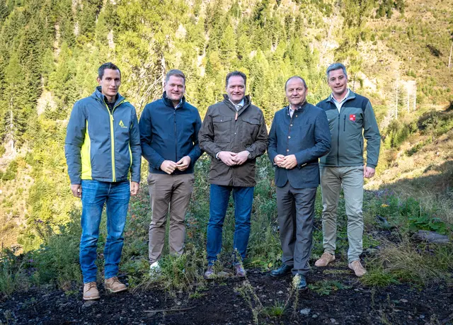 v. li.) Mathias Pargger (Wildbach- und Lawinenverbauung), Markus Stotter (Bgm Oberlienz), BM Norbert Totschnig, LHStv Josf Geisler und Landesforstdirektor Harlad Oblasser beim Lokalaugenschein in Oberlienz | Foto: Land Tirol/Hörmann