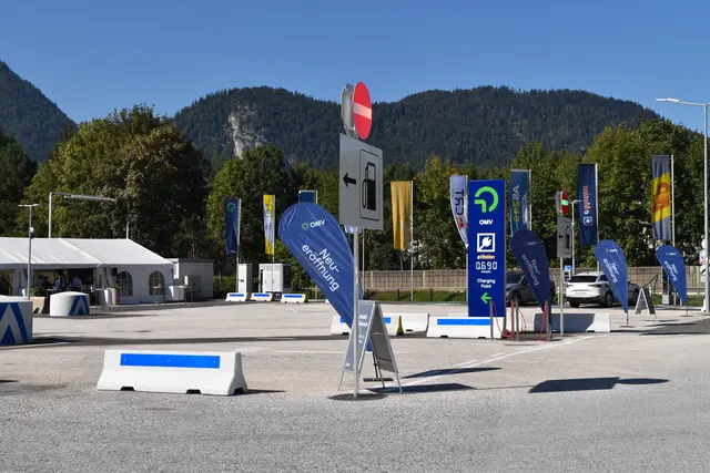 Der neue Ladepark an der AP-Tankstelle in Kufstein wurde nun offiziell in Betrieb genommen. | Foto: Barbara Fluckinger