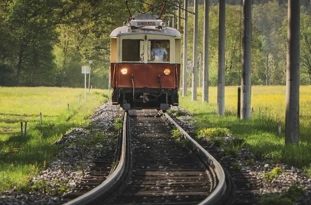 Das Jubiläum wird am Samstag, dem 3. Oktober 2026, mit kostenlosen Sonderfahrten der historischen Fahrzeuge gefeiert.  | Foto: Salzburg Linien