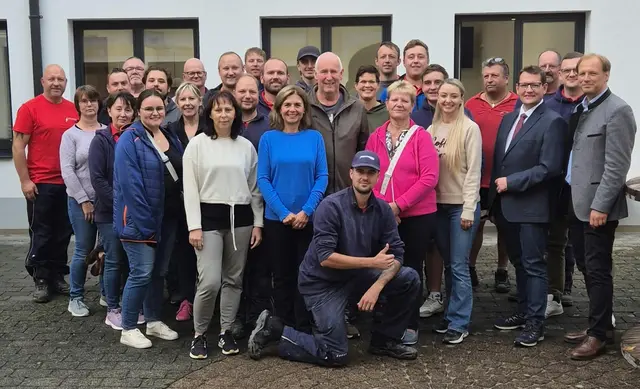 Monika Eisenhuber (1. Reihe Mitte) und Bernhard Dissauer-Stanka (rechts) gratulierten mit dem gesamten Firmenteam Alois Kuntner (Mitte).
 | Foto: privat