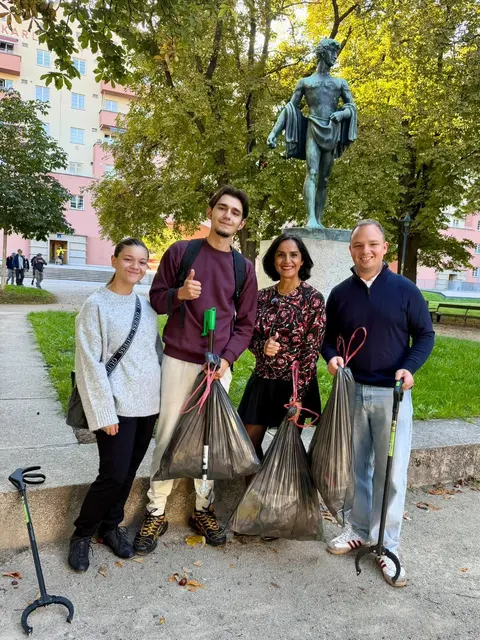 Dusko Paunovic (m.l) und seiner Verlobten Christina Dermisis gemeinsam mit Bezirksrat Nicolas Sieber (r.)(SPÖ) und der stellvertretenden Bezirkschefin Mahboobeh Bayat. | Foto: SPÖ 19