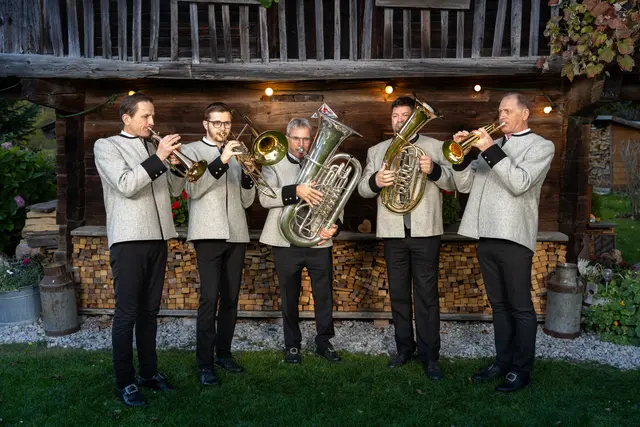 Die Unterinntaler Weihnachtsbläsern haben gemeinsam mit befreundeten Musikerinnen und Musikern die Weihnachts-CD „Weihnachten auf St. Georgenberg“ aufgenommen.  | Foto: Stefan Lechner Photography