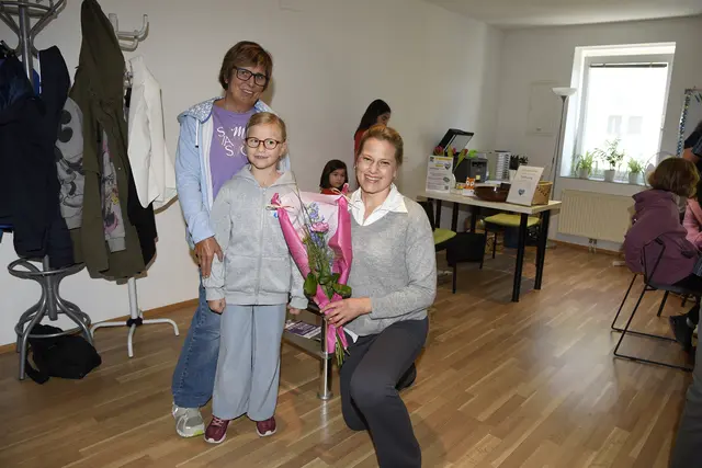 Eine der jüngsten Schülerinnen bei "Lernen mit Herz" hat Maria Bindreiter-Kreutzer eine rosa Rose in rosa Papier mitgebracht. "Das habe ich so lieb gefunden und hat mich unglaublich gefreut", sagt sie. | Foto: Nachhilfe-Institut "Lernen mit Herz"