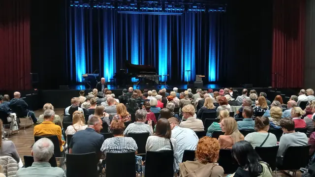 Aufgrund des hohen Interesses wurde kurzfristig vom Foyer des Kunsthauses Weiz in den Frank Stronach Saal in Weiz gewechselt. | Foto: Josef Hofmüller