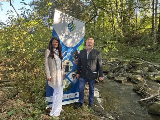 Die Geschäftsführerin des Vereins Leader Flachgau-Nord Cathrine Maislinger mit Obmann Johann Winkler an der oberen Moosach. | Foto: Emanuel Hasenauer