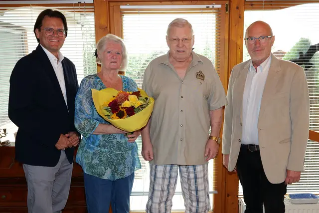Bürgermeister Bernhard Heinl, Ladislava und Helmut Moucka, GR Michael Vogler
 | Foto: Marktgemeinde Michelhausen