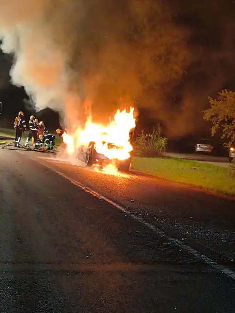 Das Auto stand in Vollbrand. | Foto: FF St. Marienkirchen/H