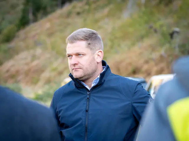 Bgm Stotter: „Der Wald im Einzugsgebiet Daberbach hat eine zentrale Schutzfunktion für unseren Siedlungsraum. Sein Wiederaufbau ist für Oberlienz von großer Bedeutung. Wir sind dankbar dafür, wie gut sich die wiederbewaldeten Flächen entwickeln, und sich damit auch die Sicherheit der Oberlienzerinnen und Oberlienzer wieder erhöht.“
 | Foto: Land Tirol/Hörmann