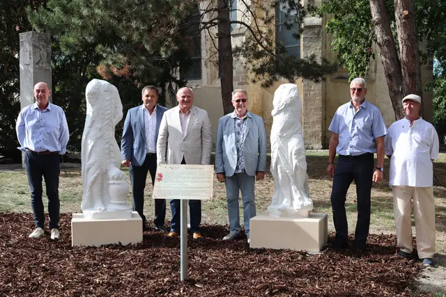 GGR Sascha Csida, Vizebgm. Manfred Mitzl, Bürgermeister Ernst Wendl, Archivar Walter Karlik, Firma Steinmetz Schmalzl und Feldmann: Michael Feldmann, Archivar Johann Bernsteiner nach der Denkmalenthüllung. | Foto: Marktgemeinde Himberg