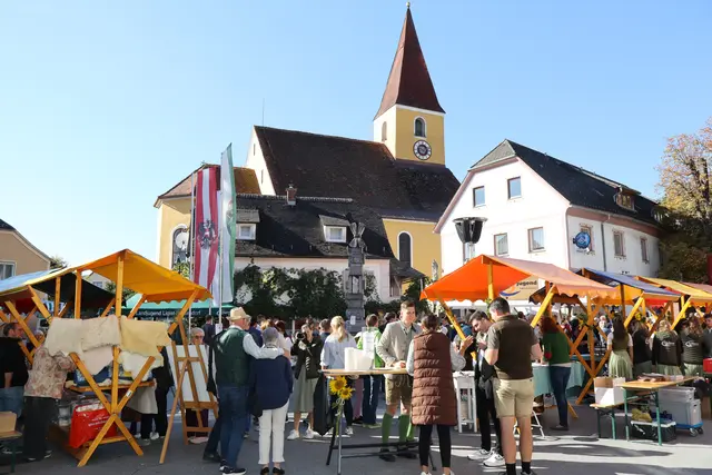 Prachtwetter beim Bauernmarkt, den die Landjugend LIgist-Krottendorf organisierte. | Foto: Cescutti