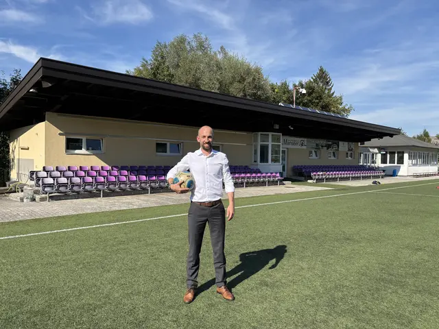 Der Bürgermeister der Stadtgemeinde Neumarkt am Wallersee, David Egger-Kranzinger, beim örtlichen Sportplatz. | Foto: Emanuel Hasenauer