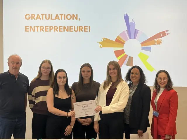 Johannes Jachs, Katharina Hörmann, Melissa Macho, Jenny Kelch, Jasmine Gerstbauer und zwei Jurorinnen. | Foto: HAK Zwettl
