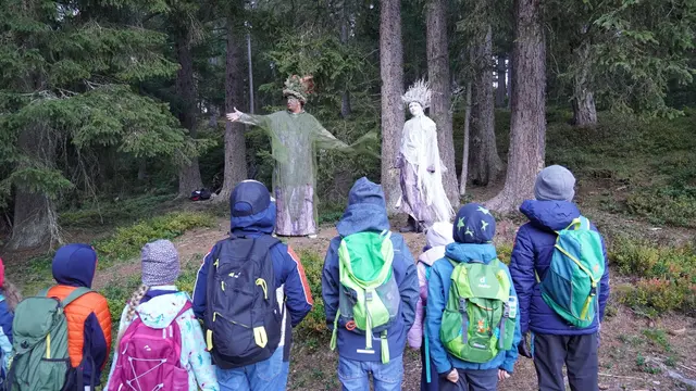 Kinder bestaunen die Aufführungen im Kaunergrater Wald. | Foto: Geschichten aus dem Zauberwald