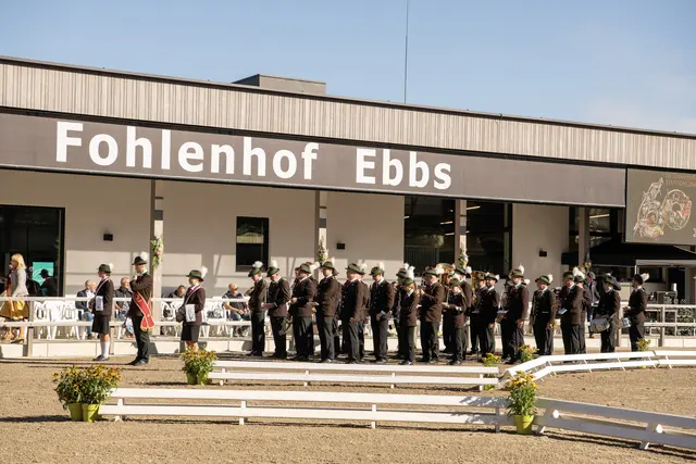 Die BMK Ebbs lieferte den musikalischen Auftakt am Fohlenhof Ebbs.  | Foto: Fohlenhof Ebbs/Bob Schouten