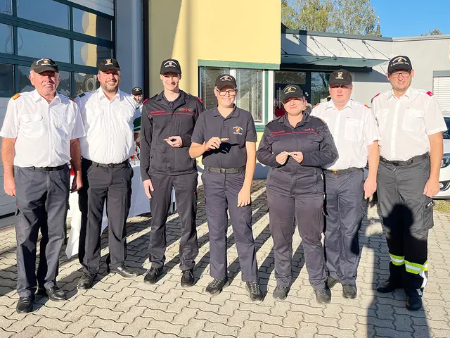 PFM Thomas Ortner, JFM Martin Passegger und LM d. F. Christina Zink (Mitte) freuen sich nicht nur über das FULA-Abzeichen, sondern auch über die erreichte Höchstpunkteanzahl von 300 Punkten. Hier mit LFR Josef Krenn, OBI d. F. Stephan Grager, BR Friedrich Partl und Bürgermeister David Rumpf (v. l.) | Foto: BFVLB / Herbert Putz