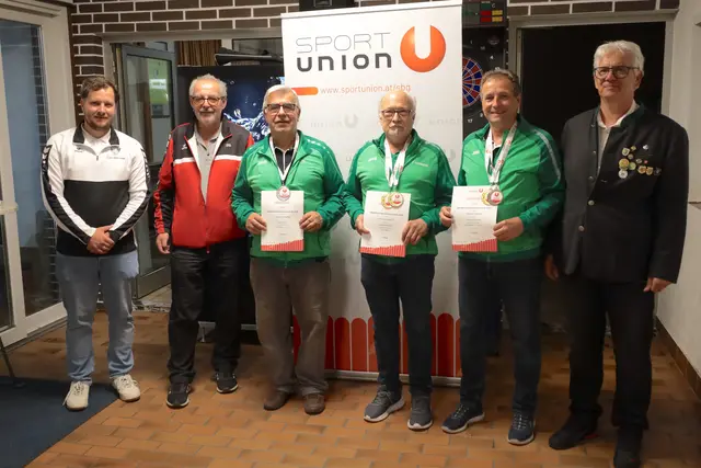 Einzelwertung Luftpistole aufgelegt Senioren: Union-Naarn-Obmann-Stellvertreter Philipp Raab, Sportunion-Landesreferent Friedrich Froschauer, Manfred Pilz (2.), Anton Atteneder (1.), Franz Fraundorfer (3.), Naarns Oberschützenmeister Günter Zobl | Foto: Union Naarn