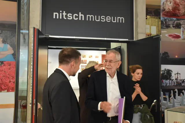 Gemeinsam mit seinen Mitarbeiterinnen und Mitarbeitern besuchte der Bundespräsident das nitsch museum. | Foto: nitsch museum