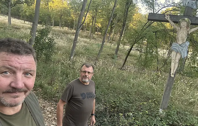 Die beiden Polizeibeamten in Ruhe - Obmann der Weinviertler Jägerrunde, Oberschützenmeister Josef Kohzina und der Hegeringleiter a.D., Jagdleiter von Mistelbach Franz Schreiber, am Ort der illegalen Veranstaltung im Wald. 
 | Foto: privat