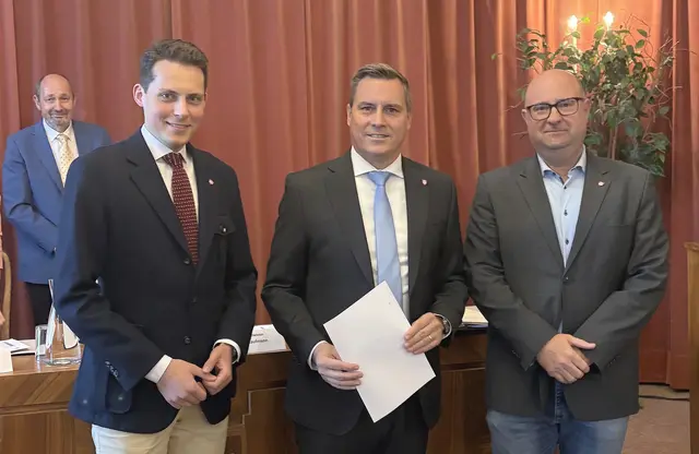 Bürgermeister Christoph Kaufmann (M.), bei der Angelobung der neuen Gemeinderäte Philipp Pyringer (l.), und Markus Fuchs (r.), im Hintergrund Stadtamtsdirektor Michael Duscher. | Foto: Michael Müller-Fembeck