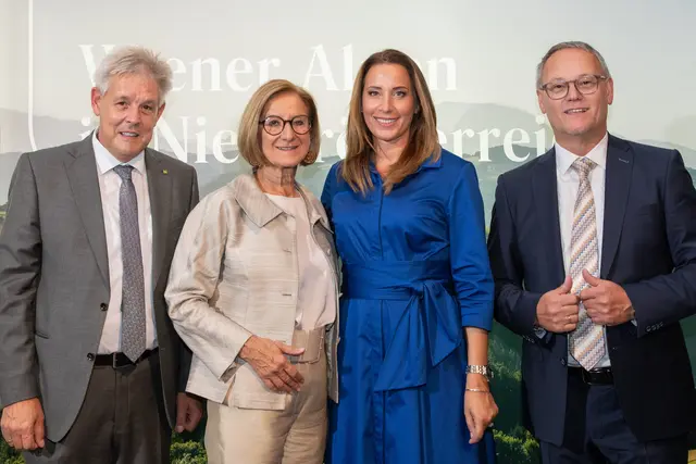 V.l.: Landtagsabgeordneter Hermann Hauer, Landeshauptfrau Johanna Mikl-Leitner, Wiener Alpen Geschäftsführerin Mariella Klement-Kapeller und Bad Schönaus Bürgermeister Feri Schwarz beim Tourismusempfang 2026.