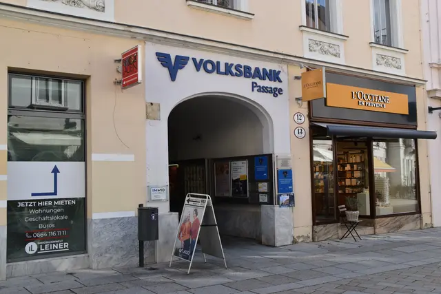 Volksbank Passage - hier ist auch der Eingang zu Weltladen - bevor das Fassadengerüst aufgebaut wurde. | Foto: Mirjam Preineder