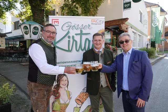 Citymanager Edgar Schnedl, Bürgermeister Kurt Wallner und Brauunion-Vertreter Richard Lorenzoni stießen schon im Vorfeld auf einen gelungenen Gösser Kirtag an. | Foto: MeinBezirk/Michael Blinzer
