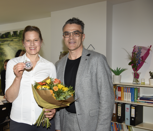 Instituts-Inhaberin Maria Bindreiter-Kreutzer bekam ein Geschenk vom Obmann der Aktiven Wirtschaft Günther Frank zur Übersiedelung. | Foto: Nachhilfe-Institut "Lernen mit Herz"