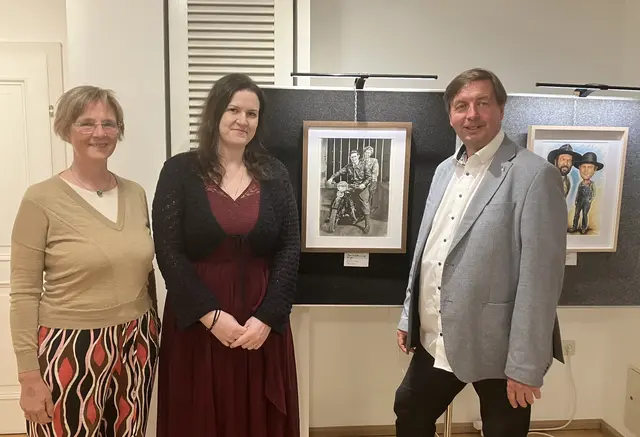 Bettina Bergauer, Tamara Wessner und Franz
Spehn bei der Vernissage.  | Foto: zVg