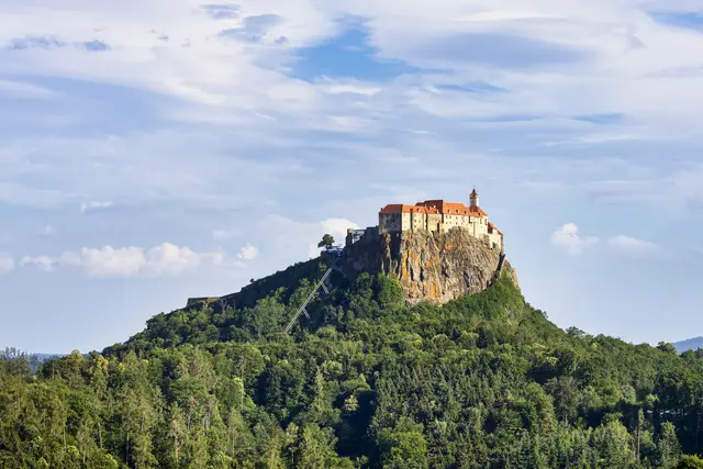 Eine Burg auf einem Burgfelsen