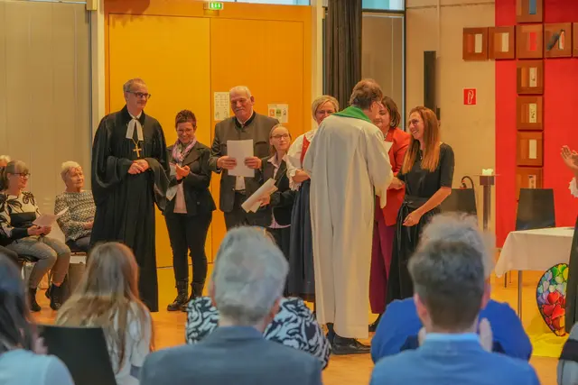 Die Absolventinnen und Absolventen des Seelsorge-Lehrgangs werden in einer überkonfessionellen Feier beauftragt. | Foto: Cincelli/dibk.at