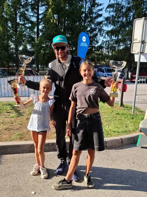 Matilda und Linda feiern gemeinsam mit ihrem Papa. | Foto: MSC-Mühlbach/Hkg.