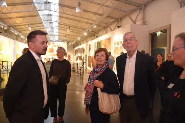 Alexander Van der Bellen und Doris Schmidauer informierten sich über die aktuelle Ausstellung im nitsch museum. | Foto: nitsch museum