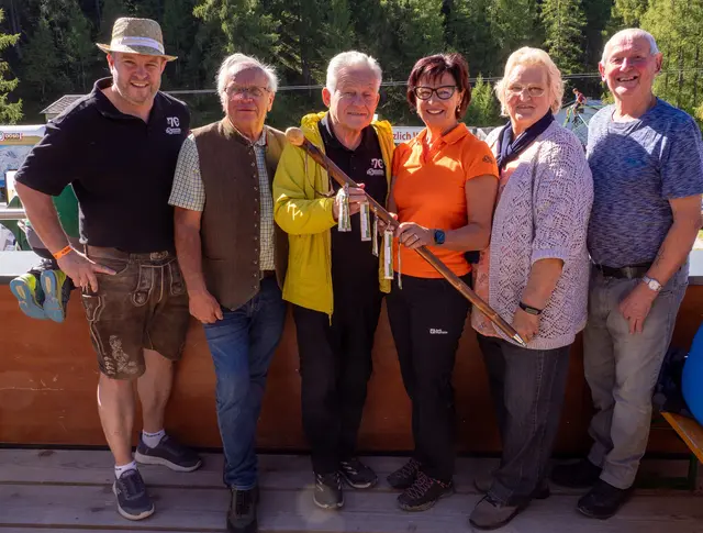 Am Ende wurde symbolisch ein Wanderstock an die Ausrichter des Landes-Wandertags 2027, die Ortsgruppe Eberstalzell, übergeben: Landesgeschäftsführer Franz Ebner, Obmann der Ortsgruppe Spital am Pyhrn Johann Varga, Landesobmann Josef Pühringer, Obfrau der Ortsgruppe Eberstalzell Karoline Gissinger, Bezirksobfrau Hilde Baumgartner, Wanderfachwart Erwin Pachner (v.li.). | Foto: OÖ Seniorenbund