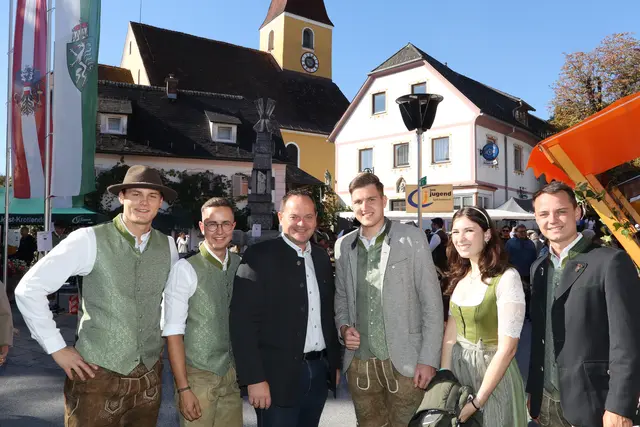Bürgermeister Roman Neumann freut sich über die rührige Landjugend. | Foto: Cescutti