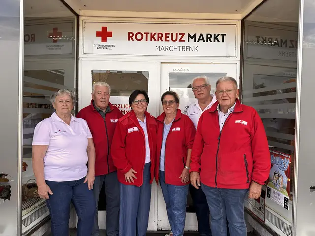 Rund 50 ehrenamtliche Helferinnen und Helfer des Roten Kreuzes engagieren sich im Rot-Kreuz-Markt in Marchtrenk, um Menschen unter die Arme zu greifen. | Foto: MeinBezirk
